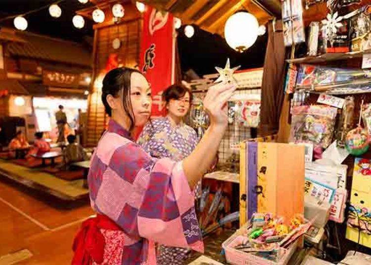 ▲ "Shuriken Throwing" (¥400+tax per game) uses authentic shuriken made of iron. You can throw up to seven times (2 practice throws, 5 regular throws). Before we began, the staff explained to us how to throw correctly.