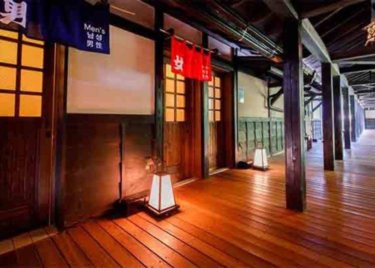 ▲The rock bath changing room, the "spring room." A recently reopened rock bath corner towards the back of the footbath area which is available to both men and women.