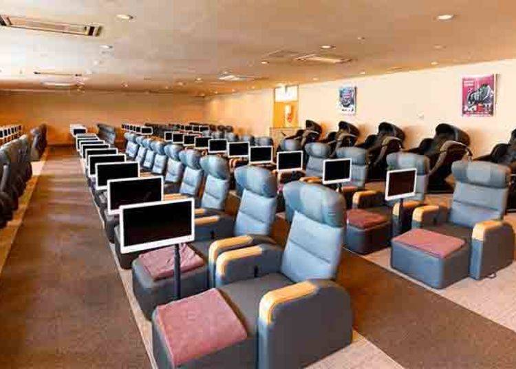 ▲A relax room with reclining chairs and TV monitors.