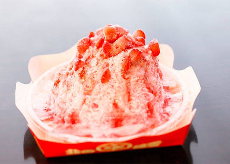 ▲這是可以品嚐到草莓的鮮甜味與口感的「草莓牛奶冰」（600日圓、未含稅價格）。粉紅色的綿雪冰就是草莓口味的！