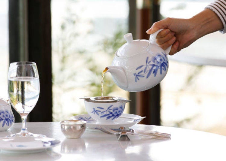 ▲If you order a pot of tea they will pour out individual cups.