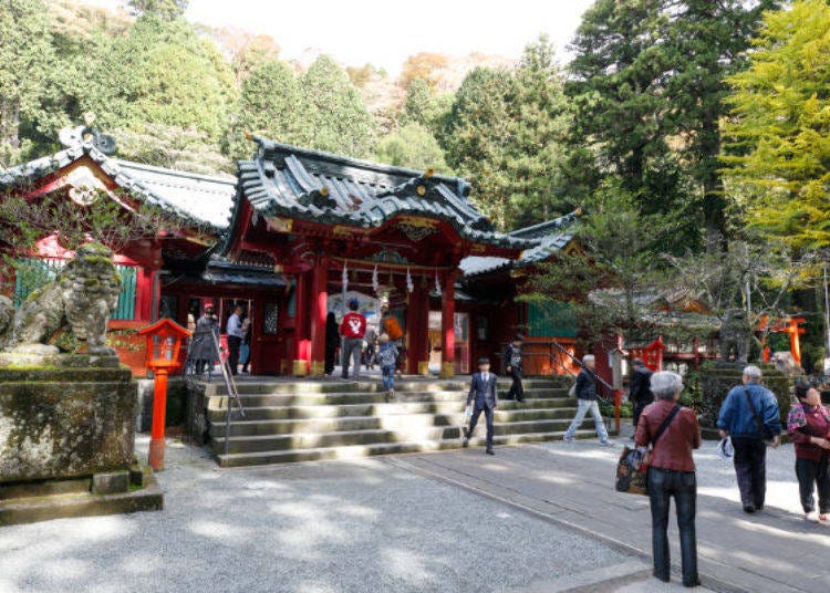 ▲ Many come to worship at this shrine that was constructed in a venerable architectural style called <@gongendukuri|i@>