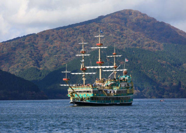 ▲ There are three pirate ships that can be found in Lake Ashi. The ship with the green hull found in the photograph is the "Versa", brown is the "Victory", and red is the "Royale II"