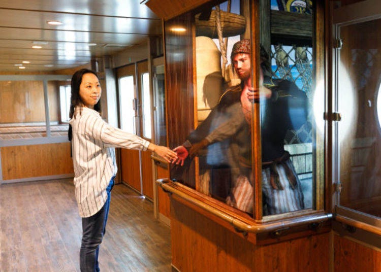 ▲ Here is another depicting people shaking hands with pirates through the window