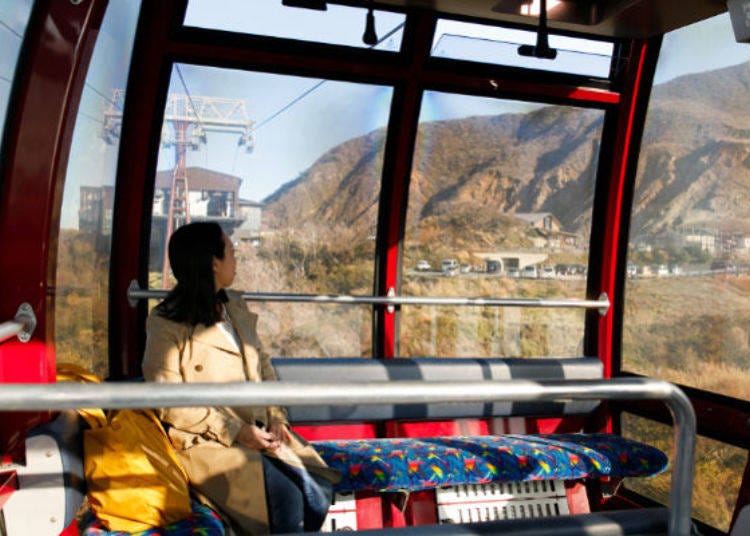 ▲ Each car on the ropeway can carry 18 passengers and travels at a pace of 225 m per minute. Cars leave the station at 8-minute intervals.