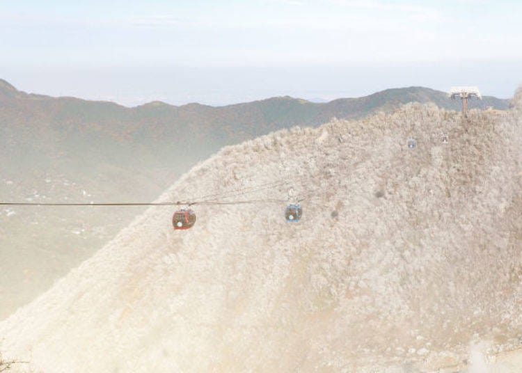 ▲ There is a stretch between Owakudani and Sounzan station where the ropeway goes through thick sulfur smoke.
