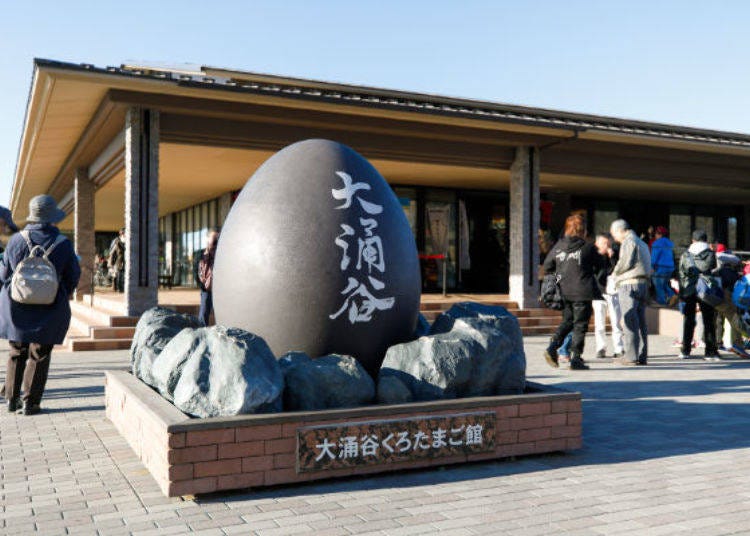 ▲ On weekends or holidays you will find people lined up to purchase these black eggs