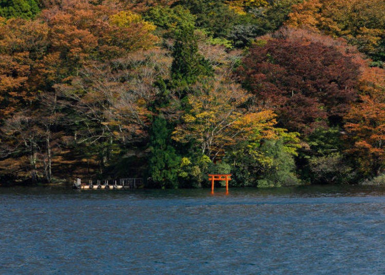 아름다운 단풍을 배경으로 호수 위에 서있는 구즈류 신사의 빨간 기둥문