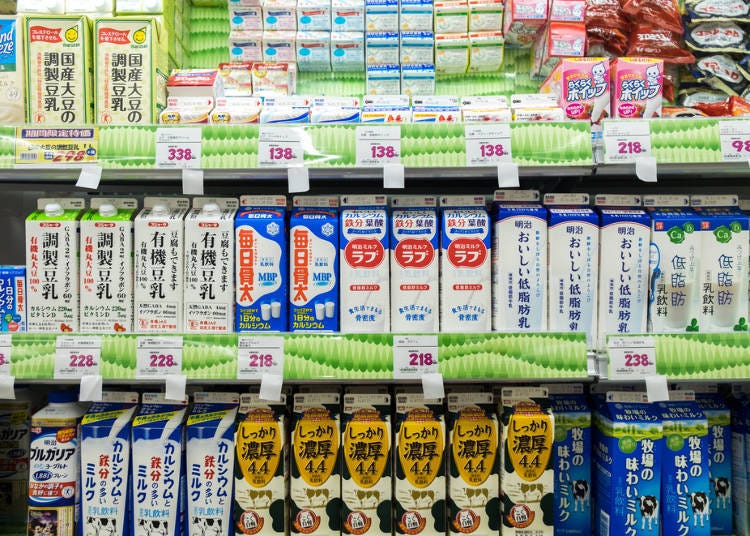 牛奶大多都会和豆奶一同陈列贩售，中国人想必都知道牛奶和豆奶的不同。
