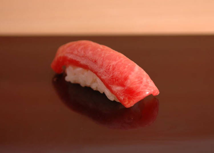 將黑鮪魚放在醬油內一天慢慢醃製的黑鮪魚握壽司，是江戶前增加工作效率的逸品美食。