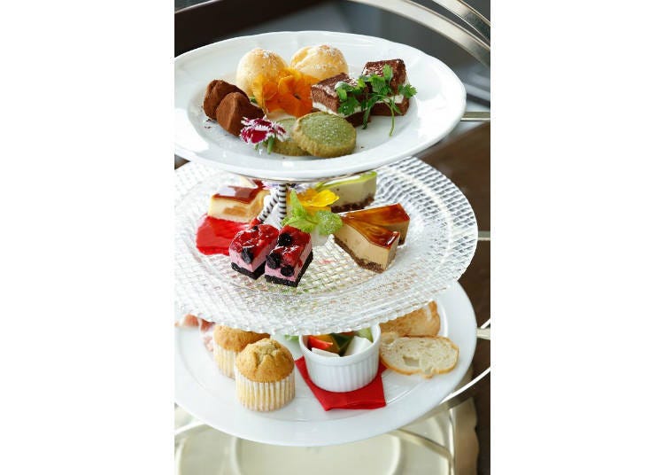 ▲The first and second plates are filled with luxurious desserts prepared by the restaurant’s pastry chef. The lowermost plate presents a warm muffin cake and a carefully selected selection of cheese and fruit