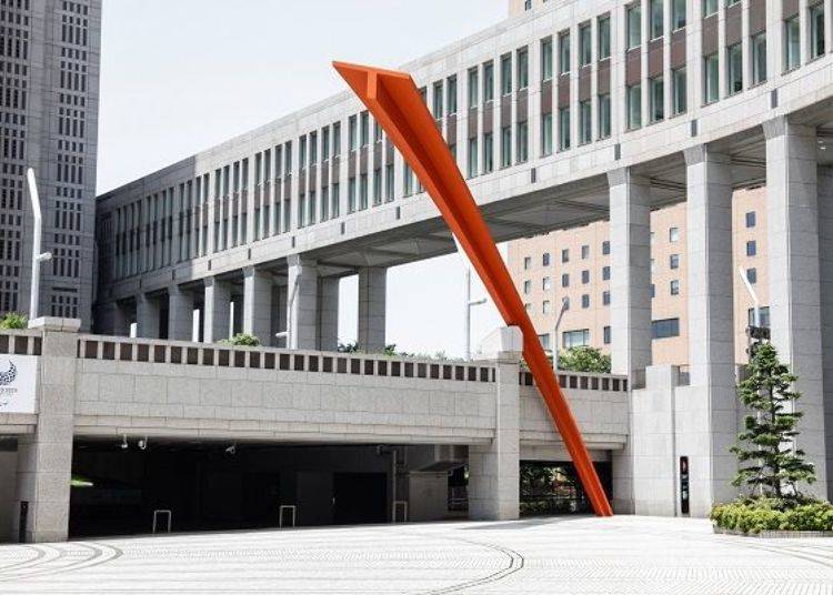 ▲第一本廳舍兩側設有形狀相當奇妙的裝置藝術，這是由作家井上武吉所創作、名為「my sky hole 91 Tokyo」的藝術品，在都廳裡共有38個地方設置像這樣富有設計感的裝置藝術品。