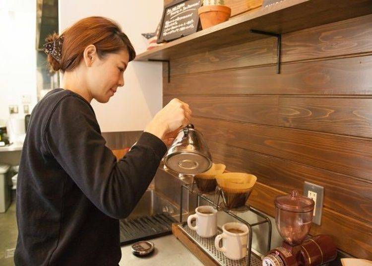 Aroma of each carefully brewed cup of coffee wafts through the room. Ms. Miyata says, “I wanted to bring third wave coffee culture to Lake Kawaguchi.”