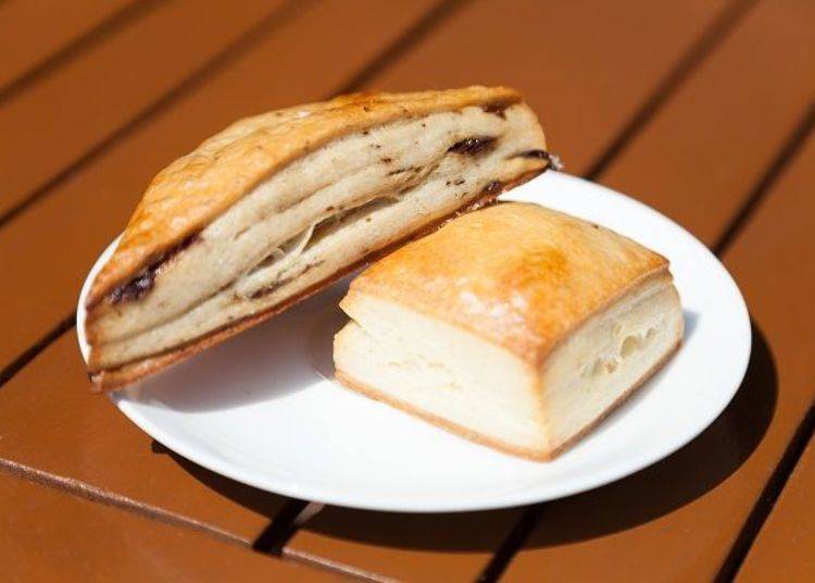 Plain (230 yen including tax) and Raisin (280 yen including tax). The plain scone has a rich buttery flavor while the raisin scone is slightly sweet.