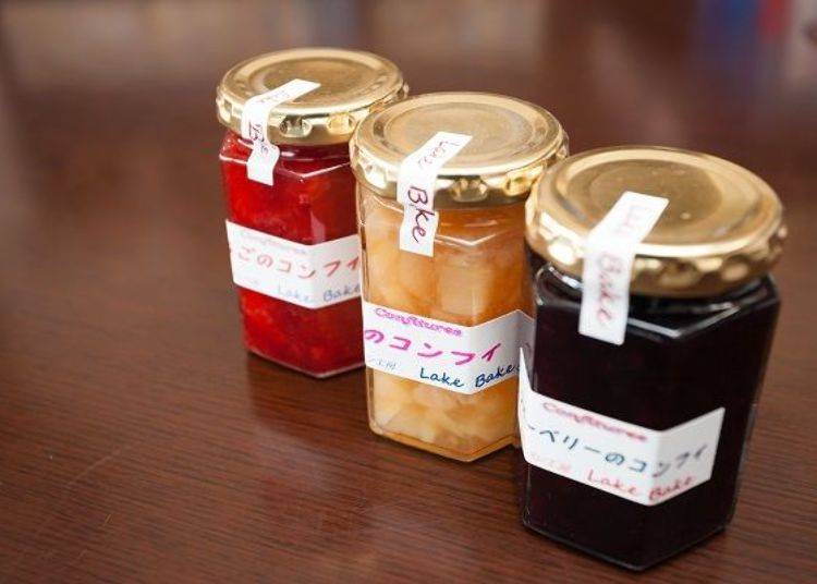 Strawberry confiture (800 yen), peach confiture (1,000 yen), blueberry confiture (800 yen) *tax included in all prices.