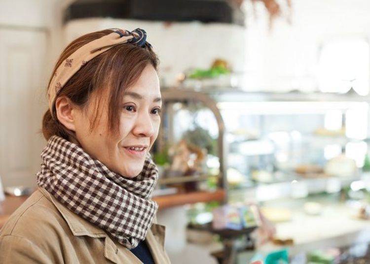Ms. Shinobu Hamanake. She leads a busy life, taking the café to various events both inside and outside the prefecture as a “moving café.