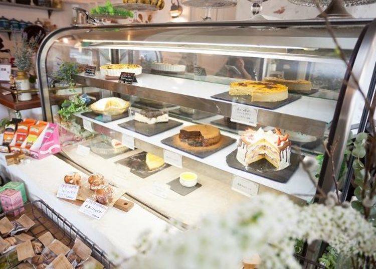 Chiffon cake, pie, tarte, cheesecake – every day, there are about 10 unique cake specialties to be savored, beckoning from the display.