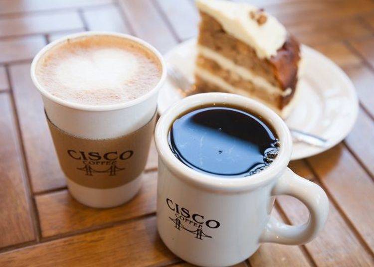 右前方這杯是「秘魯有機栽培的手沖咖啡」（480日圓‧未含稅價格），左邊的是「拿鐵」（550日圓‧未含稅價格）