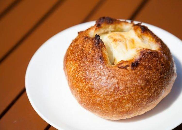 「有一整顆奶油馬鈴薯麵包的麵包」（300日圓‧含稅價格）有酥脆的外皮和麵包內鬆軟的口感。