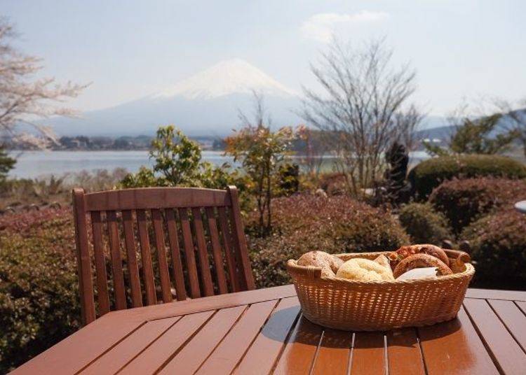 將麵包拿到戶外座位區的桌上，休息片刻一下。獨佔這富士山與河口湖的絕美景色！
