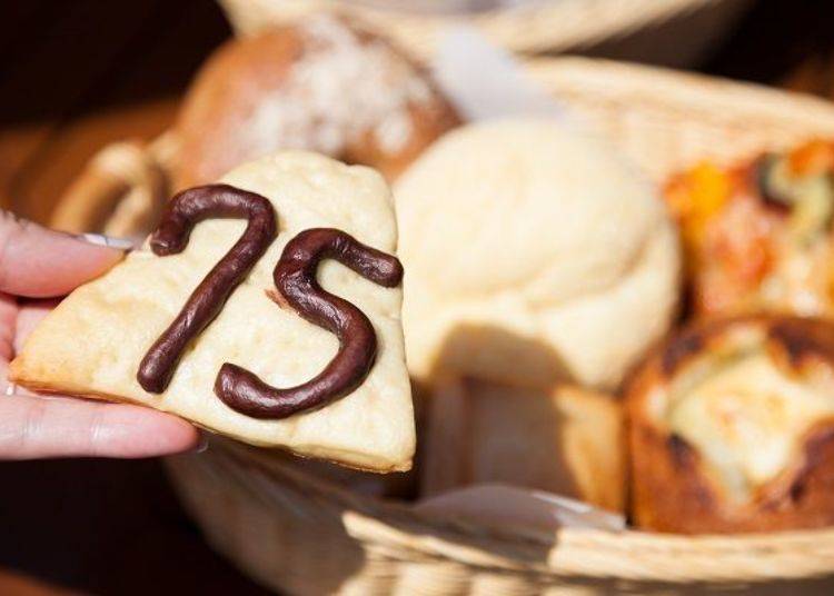 這是等待麵包和飲料餐點時的號碼牌，是用麵包做成的號碼牌喔！