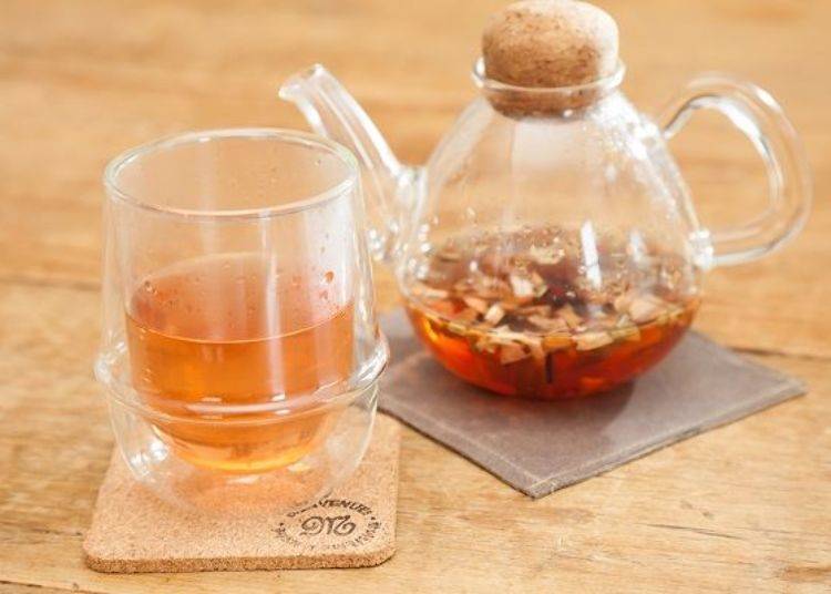 有提供各種紅茶與花草茶可是這家咖啡廳的特點之一。這杯是有異國風香味的扶桑花茶「JOIE DE VIVRE（生活之樂）」（HOT/ICE 660日圓‧未含稅價格）