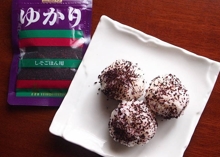 Red shiso furikake has a characteristic purple color and rich aroma. (Mishima Foods, 108 yen excluding tax)