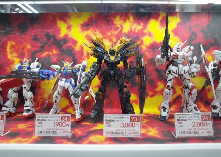 The massively popular Unicorn Gundam (front center, in black)