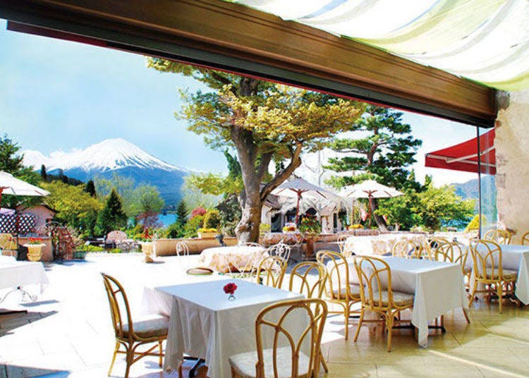 The terrace commands a superb view of Mount Fuji, Lake Kawaguchi, and the garden’s many roses. Enjoy a delicious meal while losing yourself in the scenery.