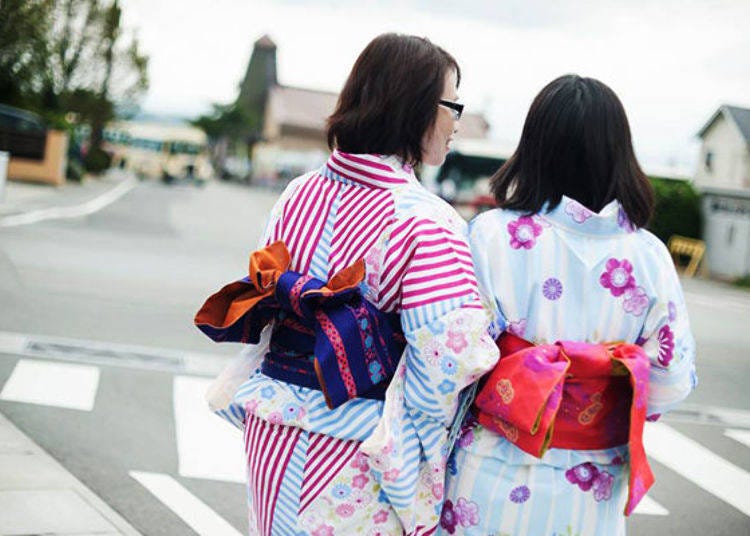 Sightseeing around Lake Kawaguchi in a kimono. The Herb Festival’s Oishi Park is just across the street!