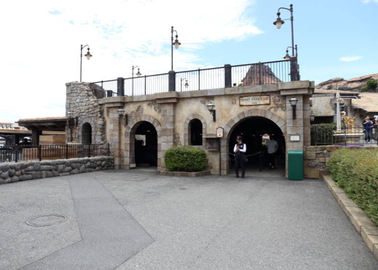 The entrance at the Mediterranean Harbor.
