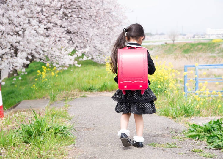 ■Parents don’t take their children to school!?
