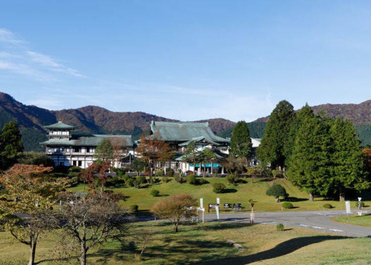 ▲ The quiet area is surrounded by trees and the traditional Japanese inn stands out amidst all the green.