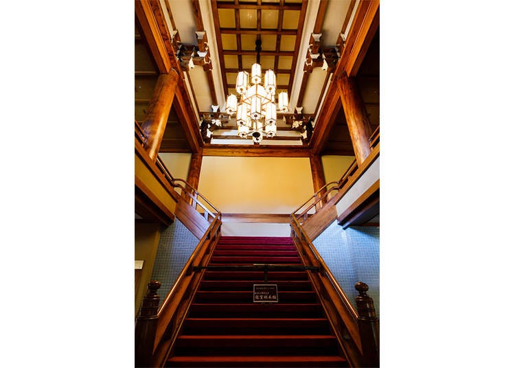 ▲ Made by carpenters specializing in temple and shrine construction, this staircase has no nails at all. The columns have a diameter of 80cm and are made out of valuable cedar, imported from Taiwan’s Hualien.