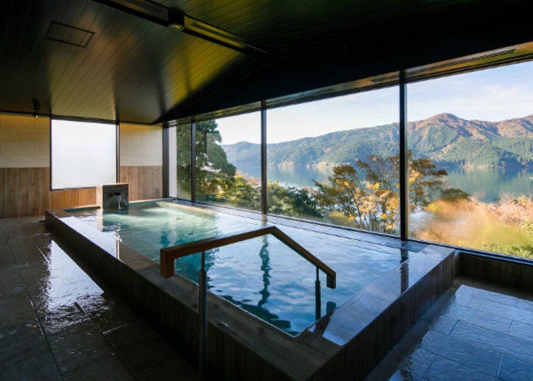 ▲ The indoor hot spring for women. It boasts a window facade towards Lake Ashi.