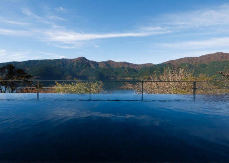 ▲ Sink into the water up to your shoulders and feel like you’re sitting in Lake Ashi.