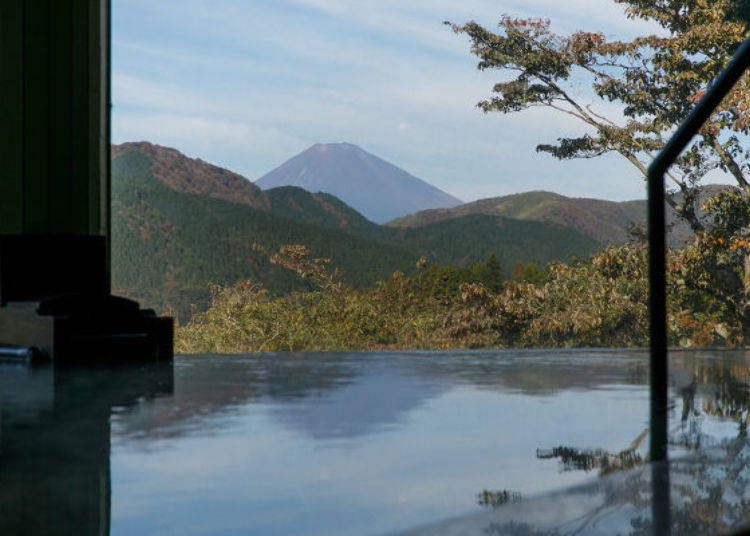 ▲ Fuji upside-down mirrored on the water. This works at both the men’s and the women’s outdoor bath.