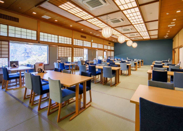 ▲ The bright dining area also features a great view on Lake Ashi.