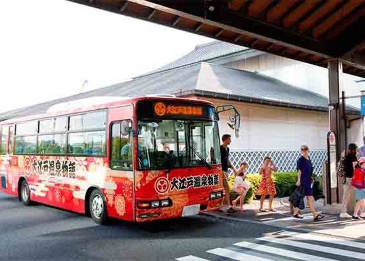 무료 셔틀 버스는 도쿄역, 시나가와역, 신주쿠역, 도쿄 텔레포트역, 긴시초 강동지역 <-> 오다이바 오오에도 온천간을 순환한다.