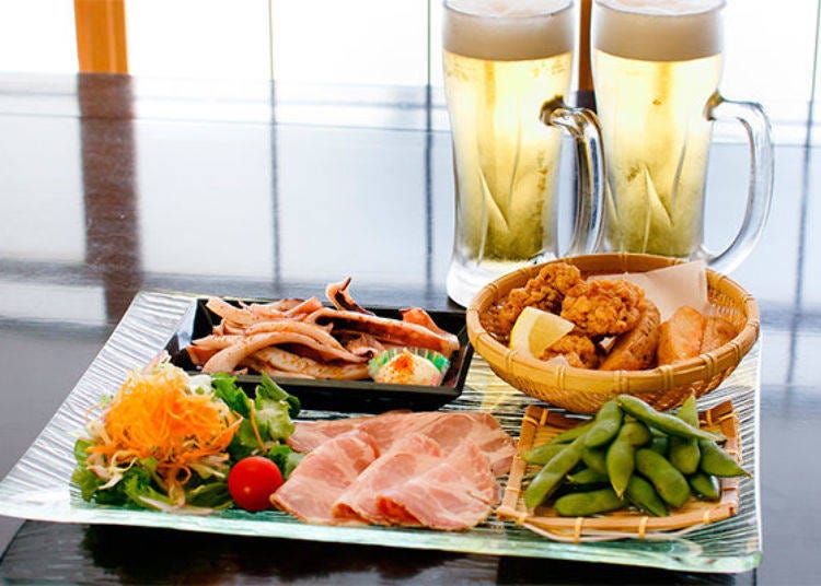 목욕 후에 마시는 맥주 한 잔(1잔 550엔, 부가세 별도)과 술 안주로 딱 좋은 ‘안주 세트’(1280엔, 부가세 별도). 안주는 로스트 포크, ‘에다마메’(풋콩), 부드러운 오징어, ‘가라아게’(일본식 닭튀김) 로 구성되어 있다.