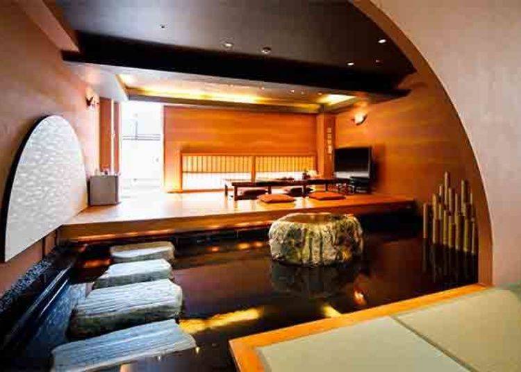 일본 전통을 고집한 마루와 방을 잇는 작은 뜰 실내 구조의 특별실(정원 4명, 방크기65평방미터, 화장실, 욕실, 노천탕)