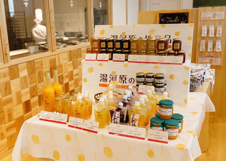 Inside the factory is a corner that showcases famous products from Yugawara, including tangerine jam, juice, and jelly!