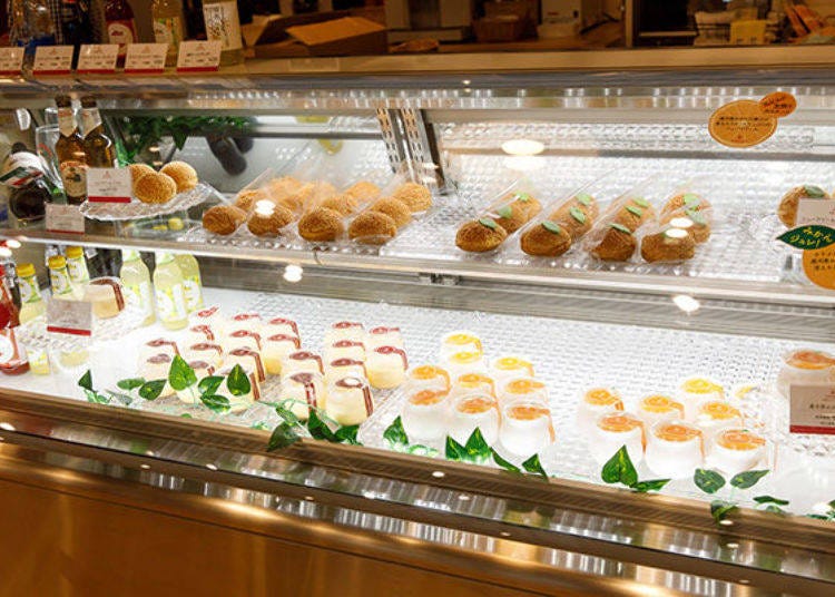 The showcase is lined with appetizing sweets that choosing hard. Take-out is also available.