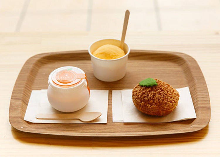Left: Yugawara tangerine pudding (270 yen) / Center: Gelato, single size “Yugawara tangerine sherbet (411 yen) / Right: Cream puff, Yugawara tangerine flavor (184 yen)