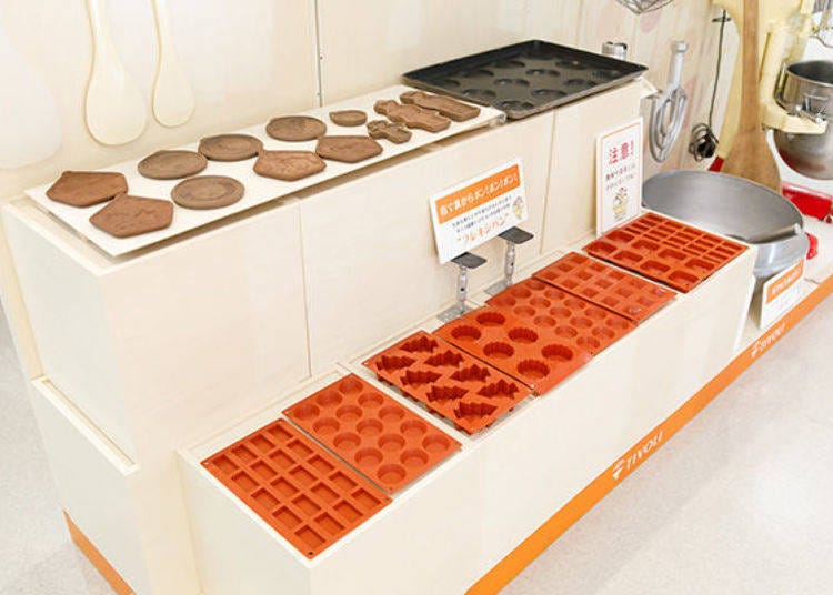 ▲過去曾使用的餅乾模具（上層）與現在使用的矽膠製餅乾模具（下層）