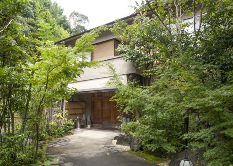 The soft gurgling of the Chitosegawa River can be heard at the entrance of Hakuunsou, engulfed by greenery.