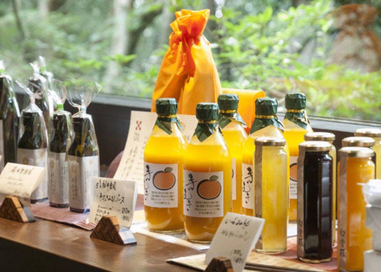 The souvenir corner in the lobby. Breakfast orange juice and deluxe jam are particularly popular.