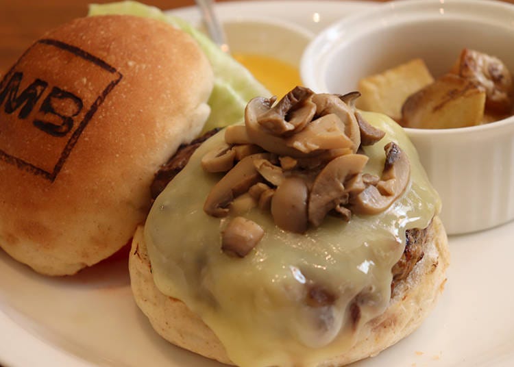 “Brooklyn” (1,690 yen) and “Roasted Potatoes,” our side dish of choice.