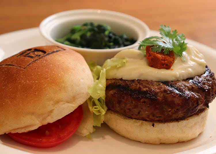 The “Buffalo” (1,590 yen) and spinach simmered in cream as our side dish of choice.