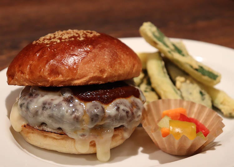 The “Cheeseburger” (1,700 yen) with a side of fried zucchinis (plus 280 yen).